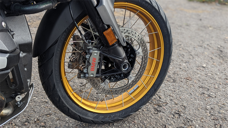 Wunderschön: Gold eloxierte Speichenräder bei der Tramuntana in Serie