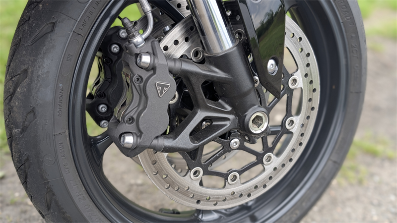 Bremsen vorne: Radial verschraubte 4-Kolben Festsättel von ?